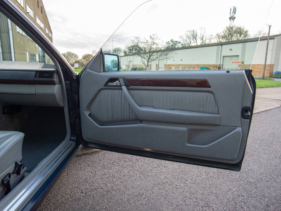 Bild 17/30 von Mercedes-Benz 300 CE (1992)