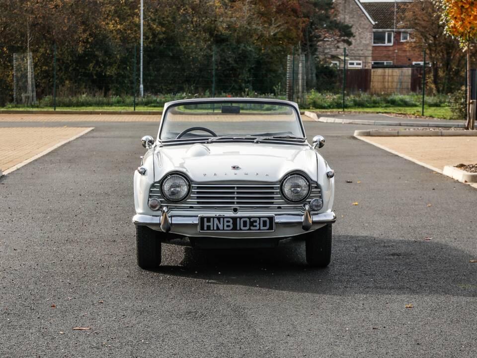 Image 18/42 of Triumph TR 4A (1966)