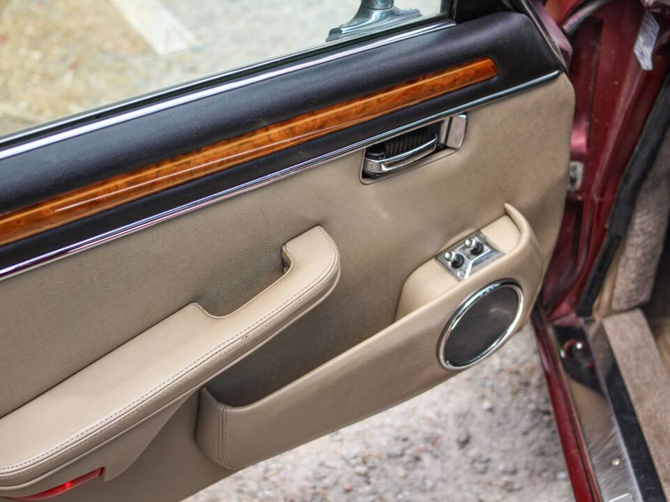 Image 18/44 of Jaguar XJ 12 (1990)