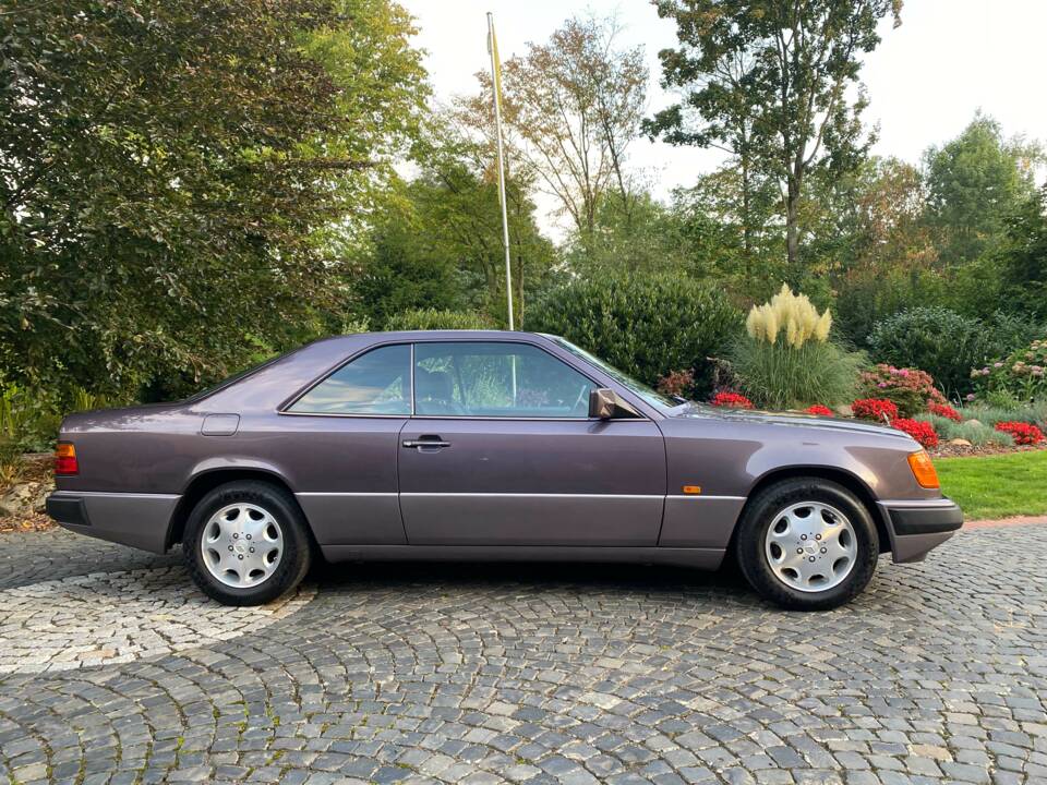 Bild 2/35 von Mercedes-Benz 230 CE (1992)