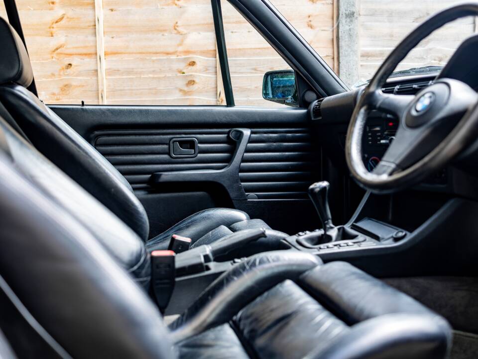 Bild 42/47 von BMW 320i (1990)