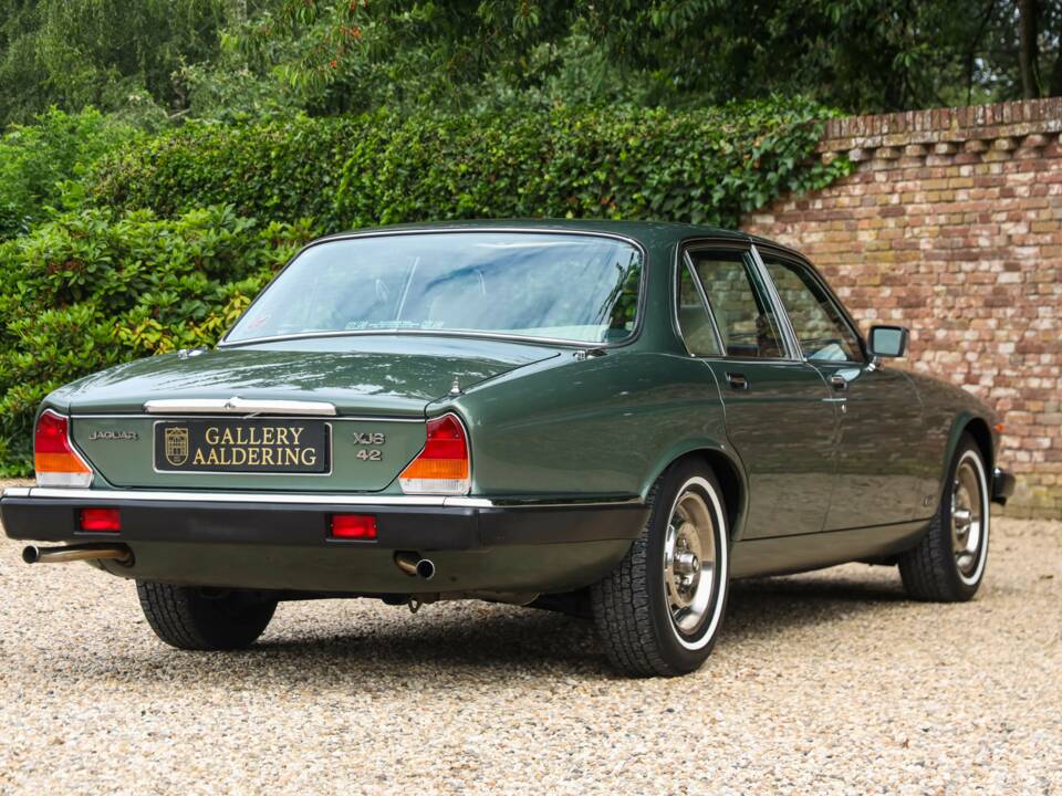 Image 47/50 of Jaguar XJ 6 4.2 (1985)