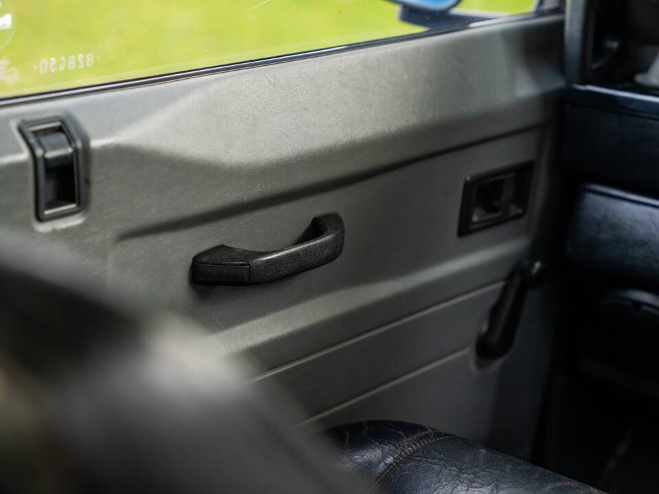Image 26/50 of Land Rover Defender 90 "50th Anniversary" (1998)