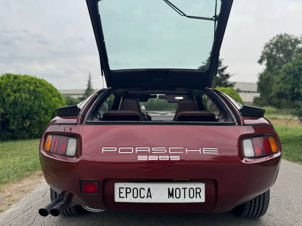 Image 22/32 of Porsche 928 S (1988)
