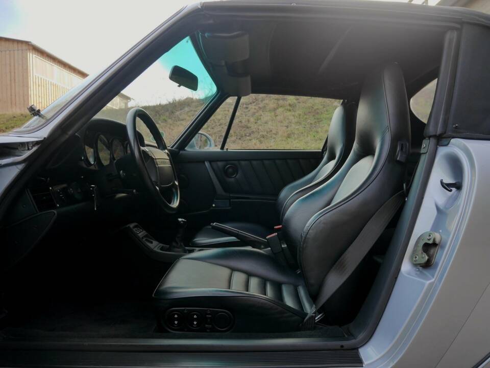 Image 21/37 de Porsche 911 Carrera 2 (WTL) (1992)