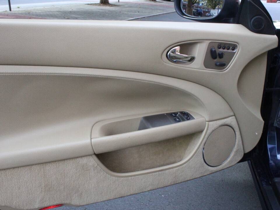 Image 13/23 of Jaguar XK 4.2 (2006)