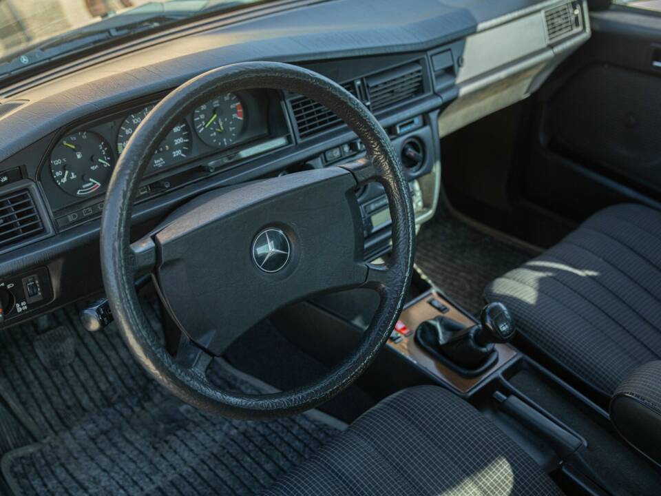 Imagen 39/50 de Mercedes-Benz 190 E (1988)