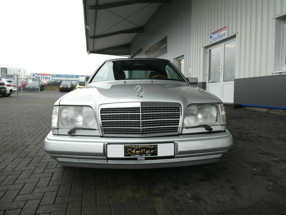 Afbeelding 2/23 van Mercedes-Benz E 320 (1996)