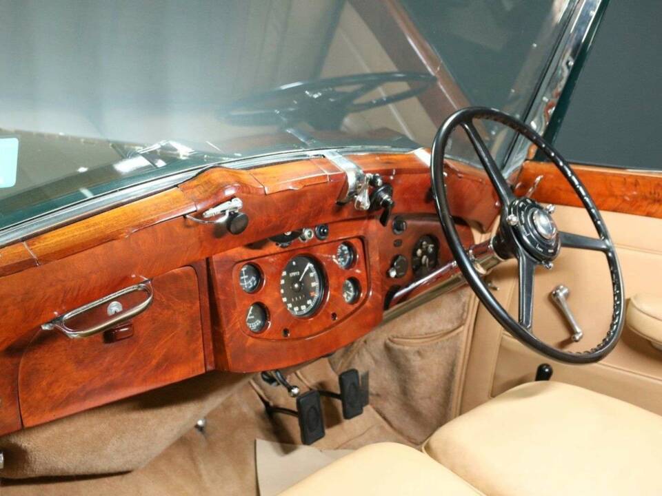 Image 14/30 of Rolls-Royce Phantom III (1938)