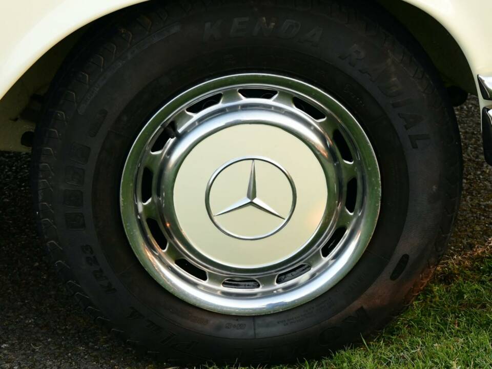 Image 17/50 of Mercedes-Benz 280 SE 3,5 (1971)