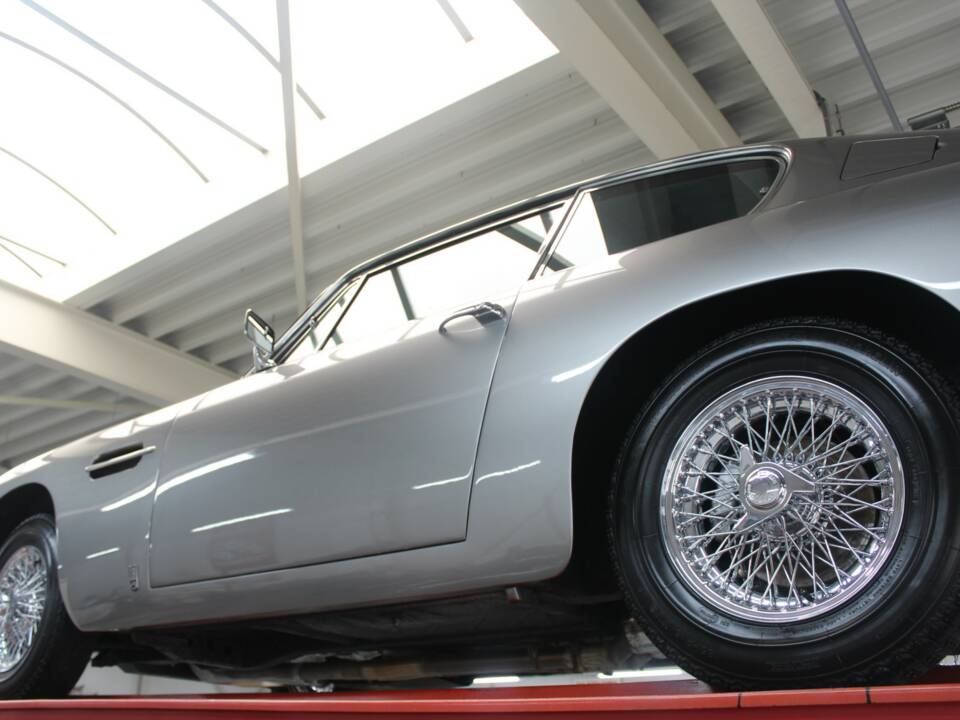 Image 13/50 de Aston Martin DB 6 (1968)