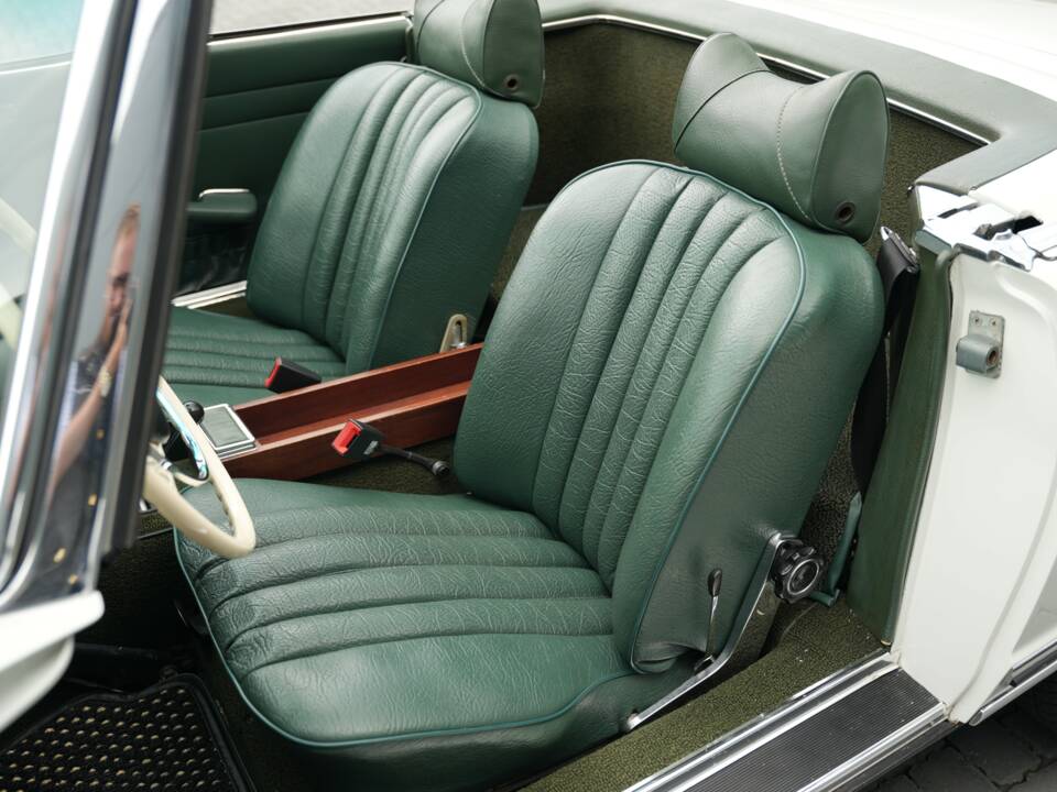 Image 16/50 de Mercedes-Benz 280 SL (1968)