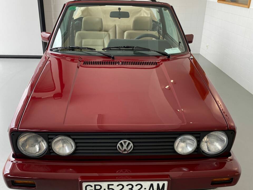 Immagine 2/11 di Volkswagen Golf Mk I Convertible 1.8 (1990)