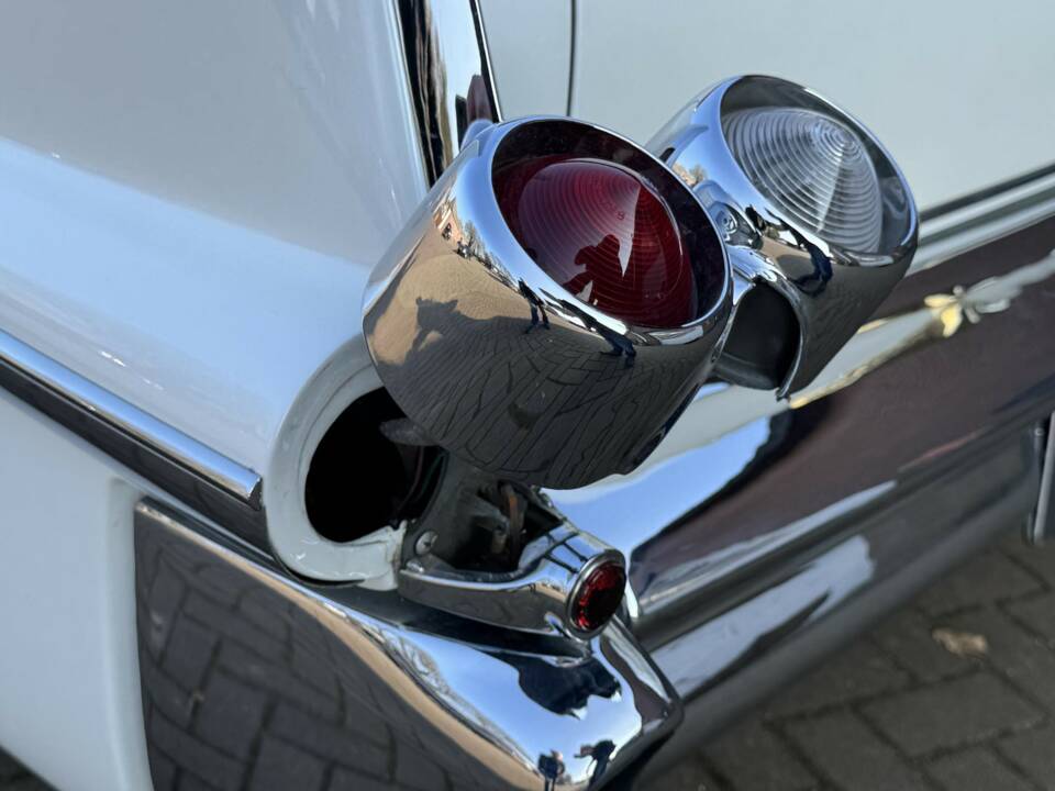 Image 19/34 de Cadillac 62 Sedan DeVille (1957)