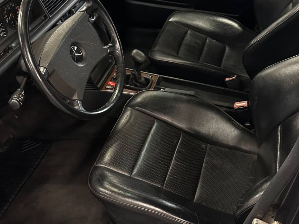 Image 7/9 de Mercedes-Benz 190 E 2.5-16 (1990)