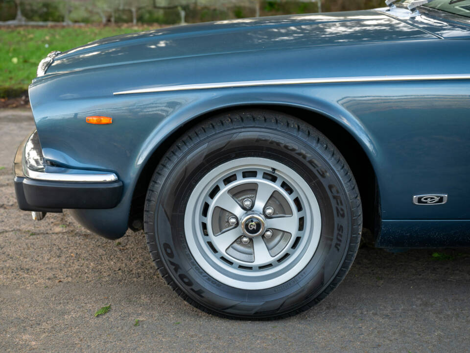 Image 4/13 de Daimler Sovereign 4.2 (1984)