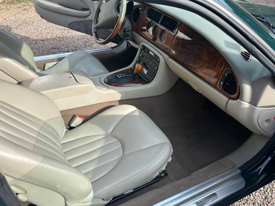 Image 8/18 of Jaguar XK8 4.0 (1998)