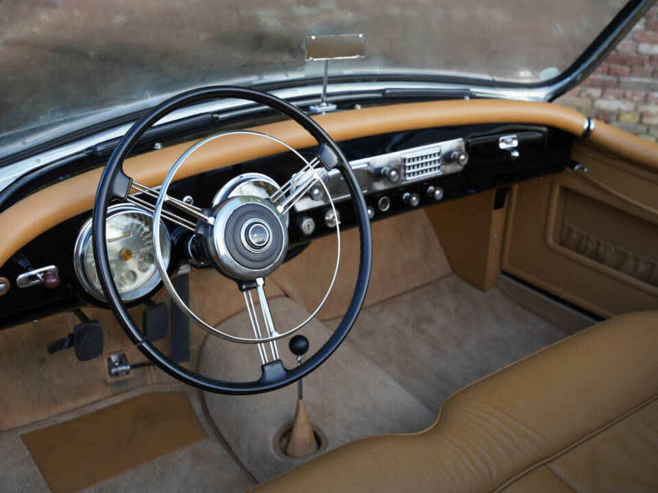 Image 33/50 of Nash-Healey Roadster (1953)