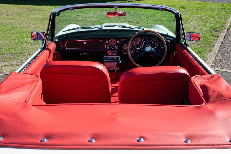 Image 22/38 of Aston Martin DB 6 Mk II Volante (1970)