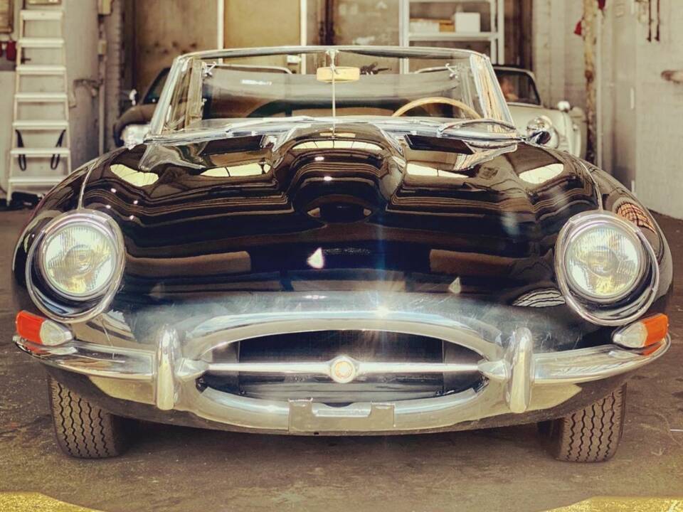 Image 4/8 de Jaguar E-Type (1968)