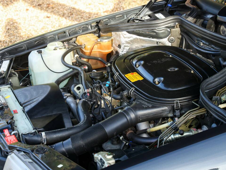 Image 33/50 of Mercedes-Benz 200 E (1992)