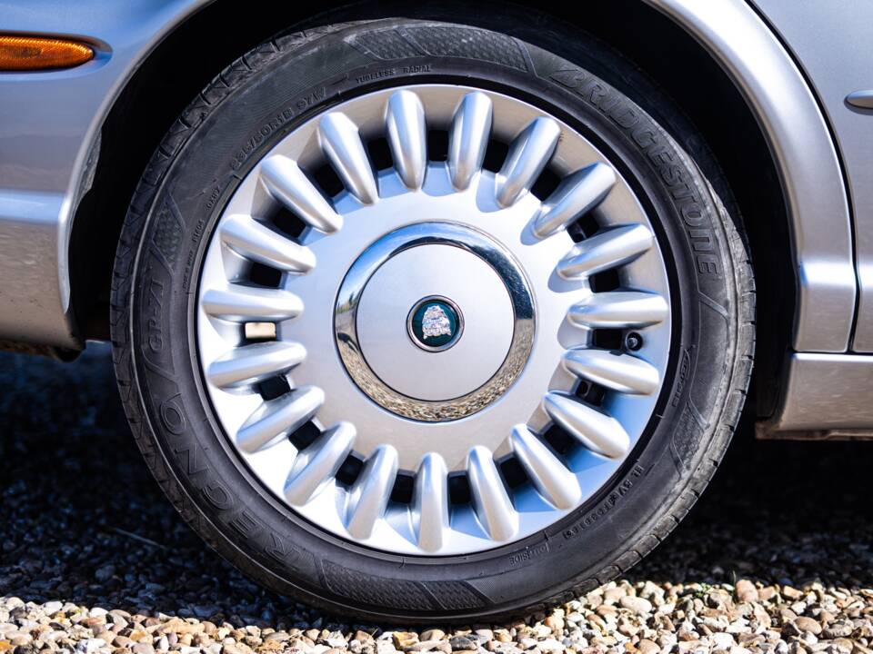 Image 23/50 of Jaguar XJ 8 4.2 (2003)