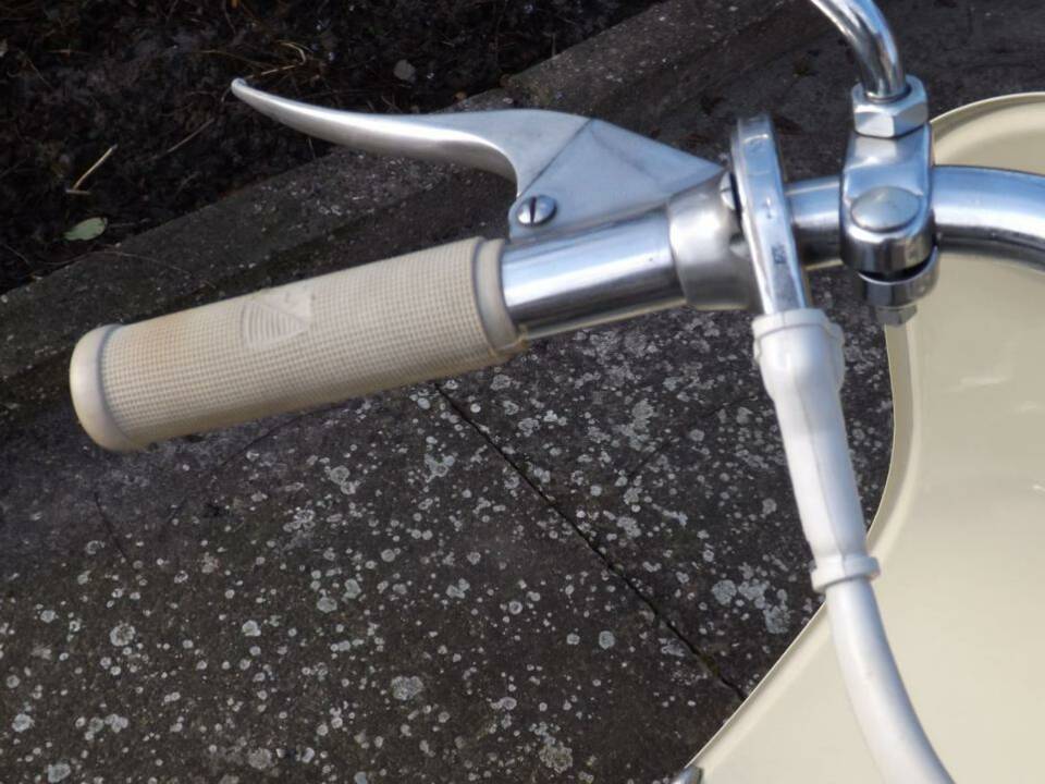 Immagine 18/38 di Piaggio Vespa 125 (1957)