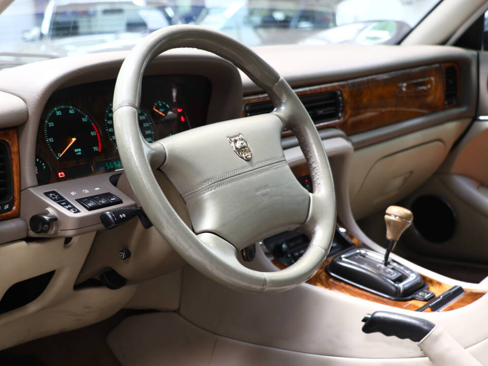 Bild 13/29 von Jaguar XJ6 3.2 Executive (1997)