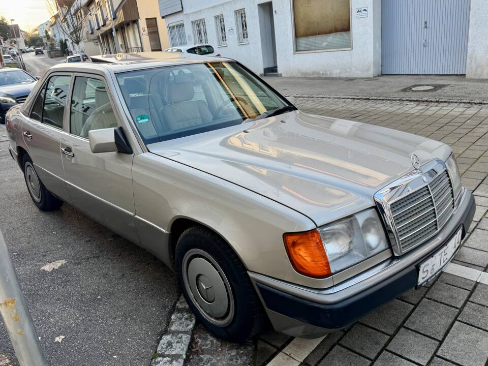 Afbeelding 2/14 van Mercedes-Benz 200 E (1989)