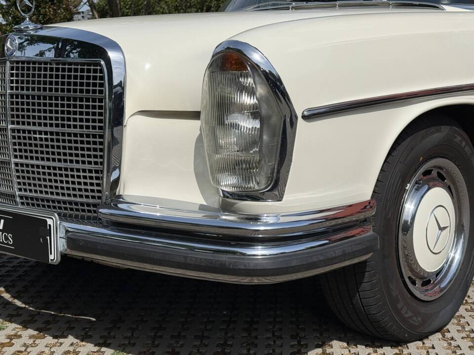 Image 6/54 de Mercedes-Benz 280 SE 3,5 (1970)