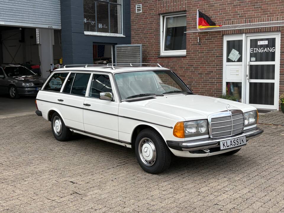 Image 4/66 of Mercedes-Benz 200 T (1984)