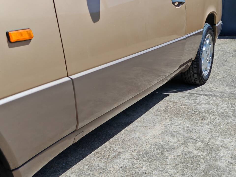 Image 18/42 of Mercedes-Benz 300 CE (1988)
