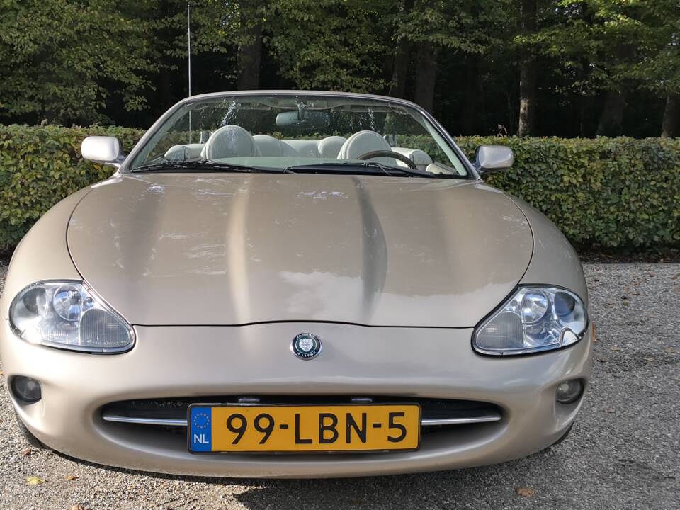 Image 17/36 of Jaguar XK8 4.0 (1998)