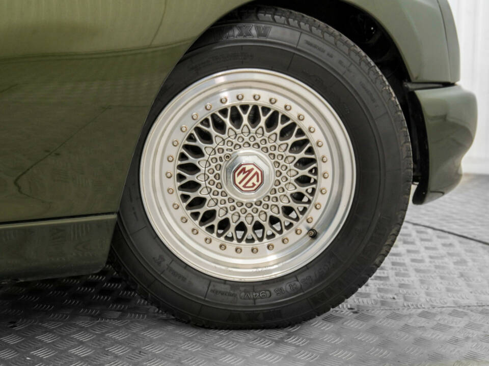 Image 43/50 of MG RV8 (1991)