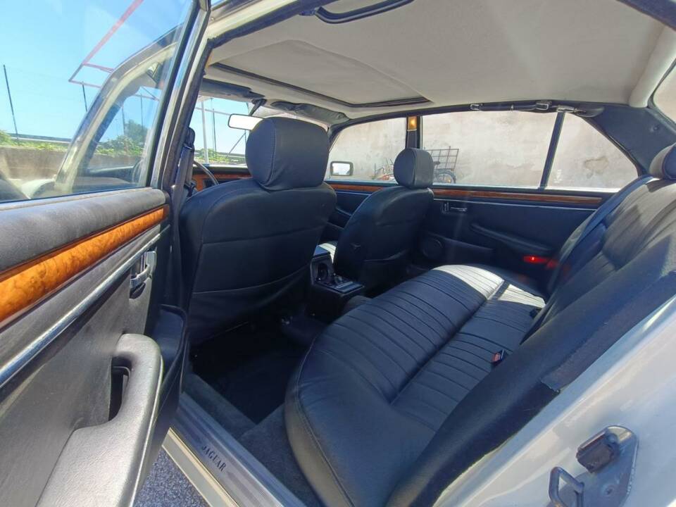 Image 17/50 of Jaguar XJ6 3.2 Sovereign (1983)