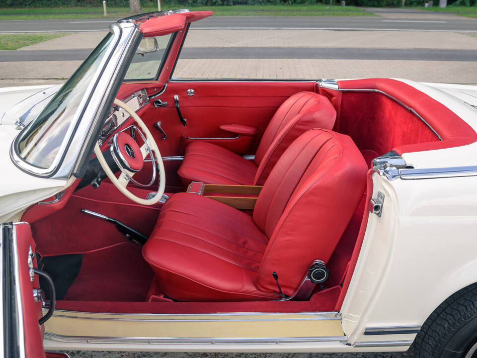 Image 31/60 of Mercedes-Benz 230 SL (1967)