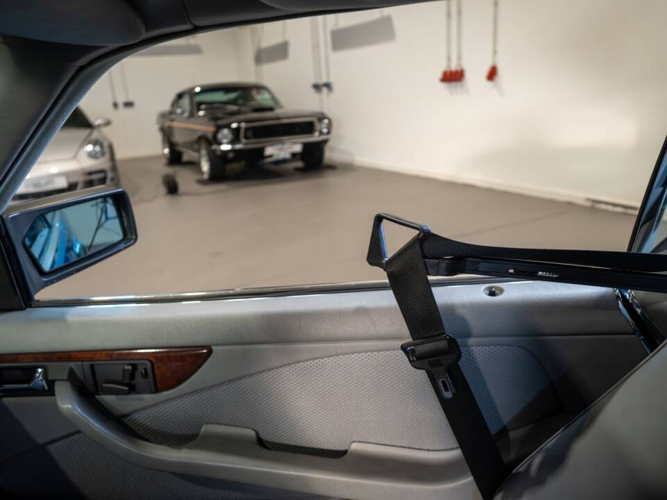 Image 18/27 of Mercedes-Benz 500 SEC (1988)