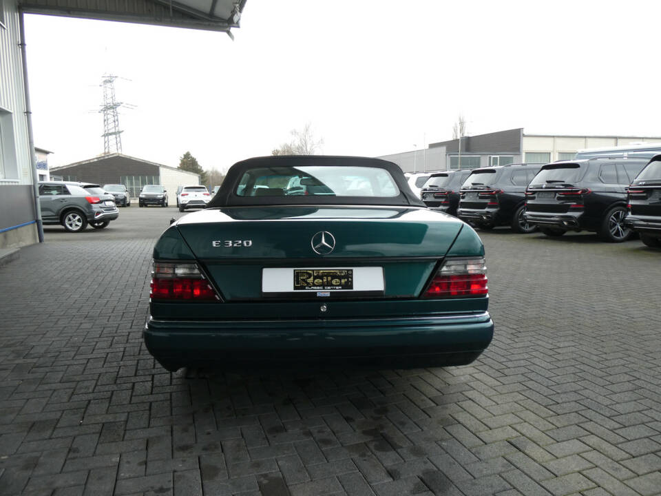 Image 5/20 de Mercedes-Benz E 320 (1994)