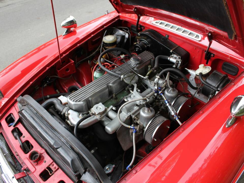 Image 13/16 de MG MGC GT (1968)