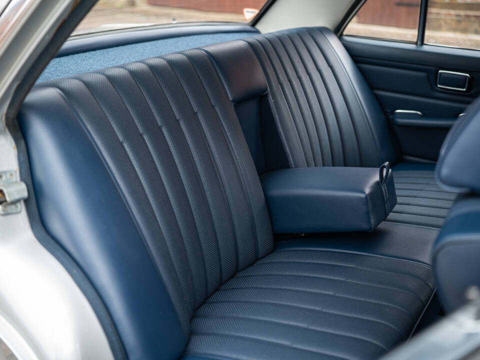 Image 37/63 of Mercedes-Benz 230&#x2F;6 (1974)