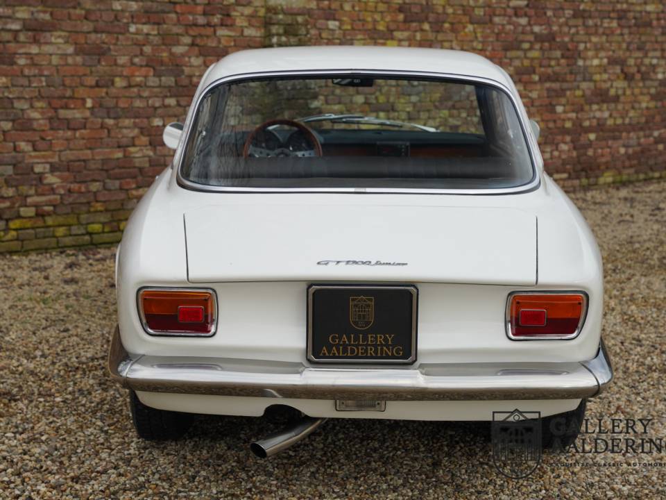 Image 6/50 of Alfa Romeo Giulia 1300 GT Junior (1970)