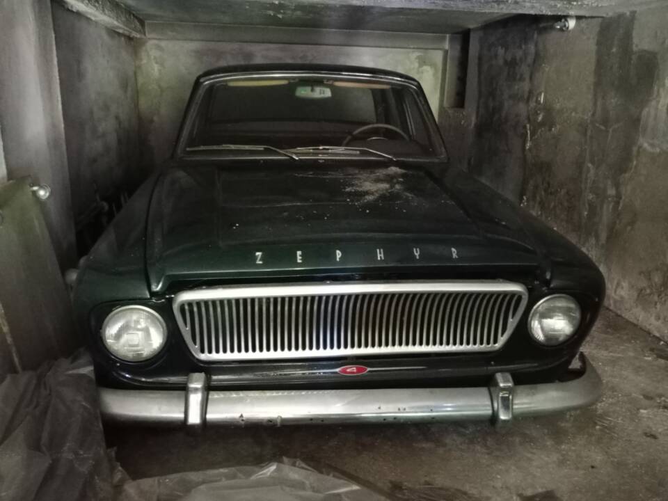 Image 2/4 of Ford Zephyr 4 MkIII (1963)