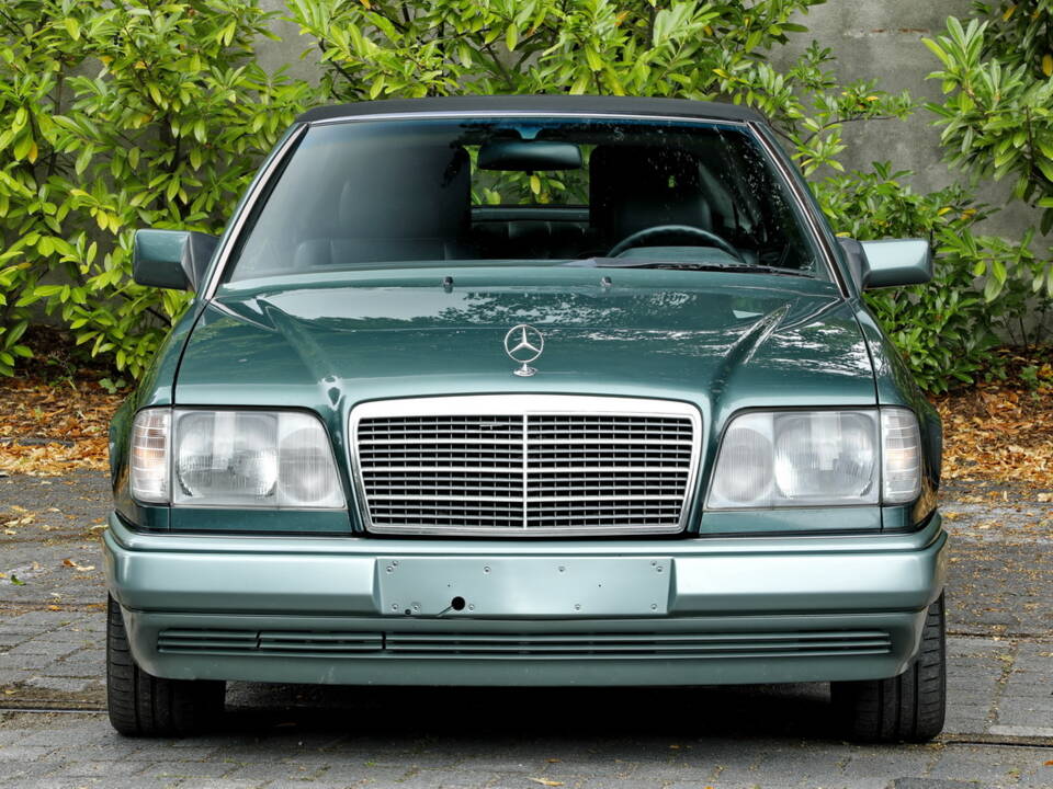 Image 3/26 of Mercedes-Benz E 320 (1994)