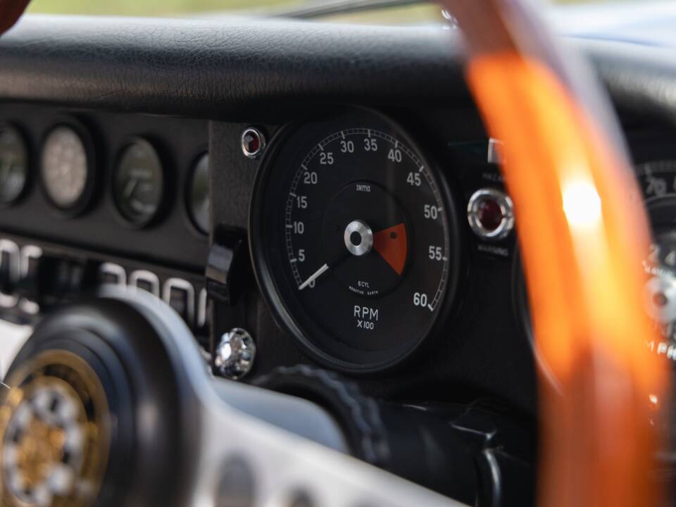 Image 37/50 of Jaguar E-Type (2+2) (1968)