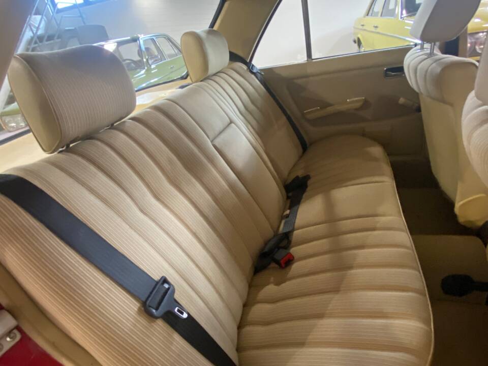 Image 30/100 of Mercedes-Benz 300 D (1983)