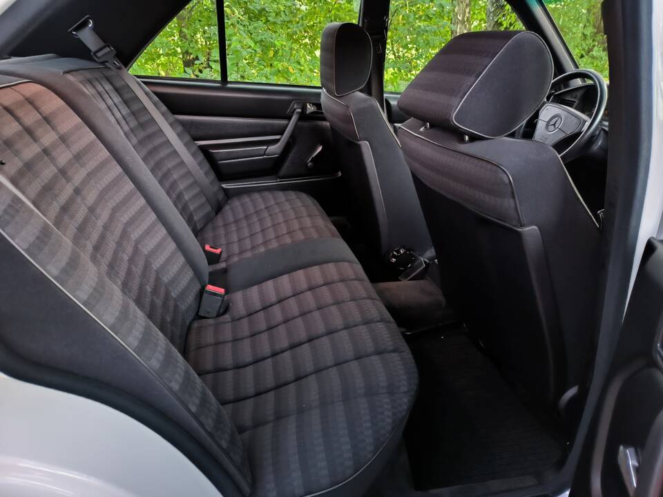 Image 39/78 de Mercedes-Benz 190 E 1.8 (1992)