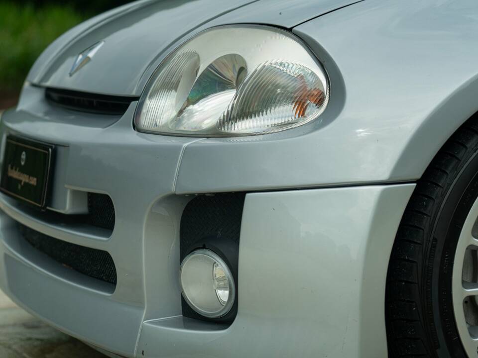 Image 31/50 of Renault Clio II V6 (2002)