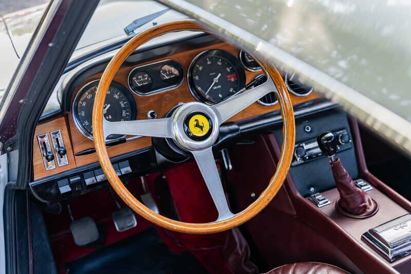 Image 12/49 de Ferrari 330 GT 2+2 (1966)
