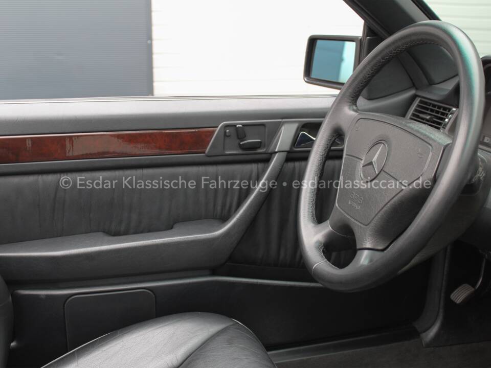 Image 28/33 of Mercedes-Benz E 200 (1994)