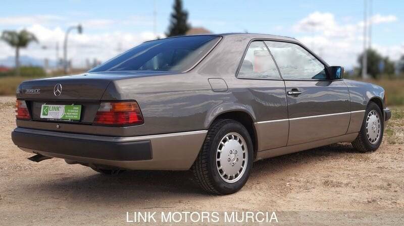 Immagine 4/10 di Mercedes-Benz 300 CE (1991)